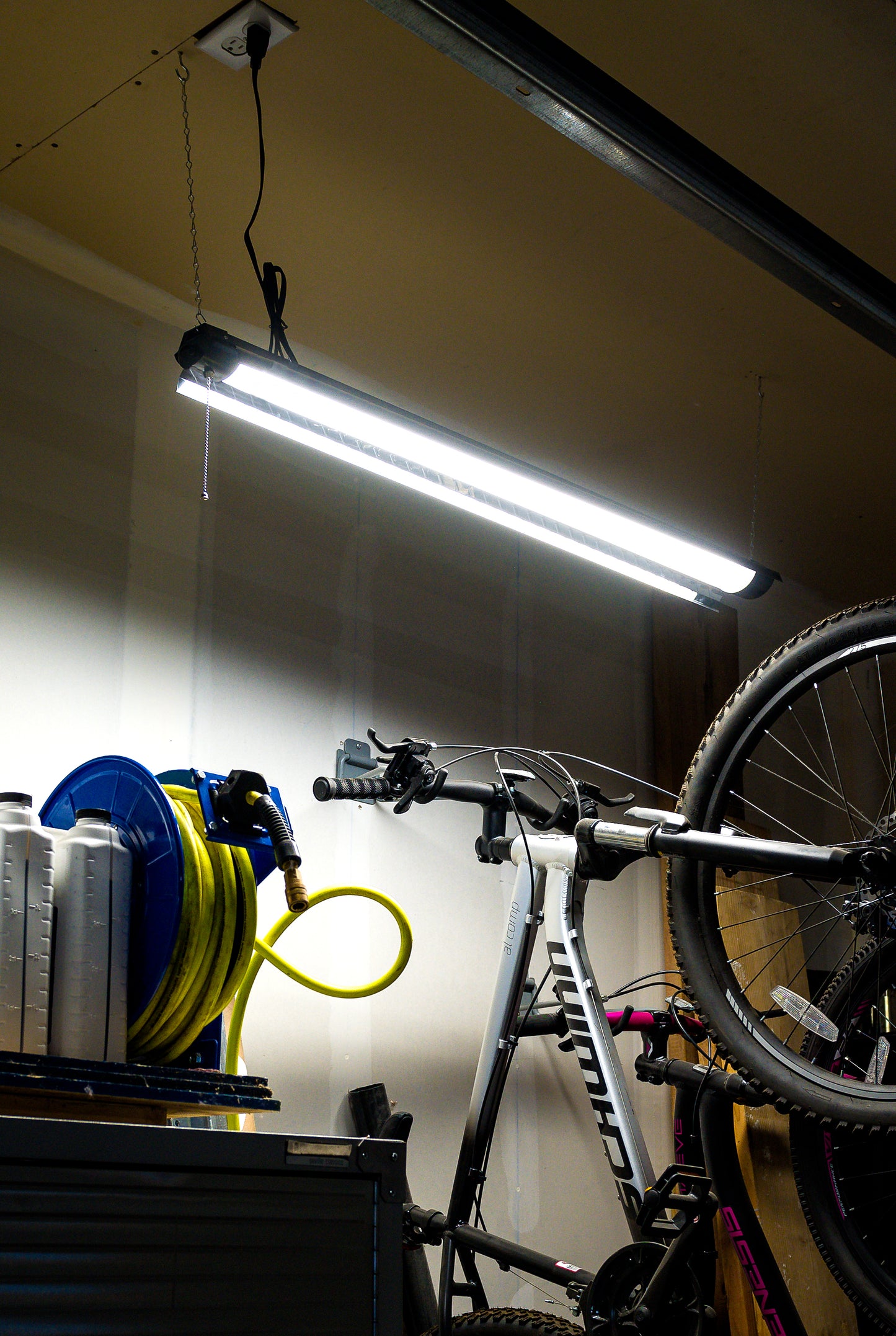 7000 Lumen 85W 4ft LED Shop Light Treadplate Design